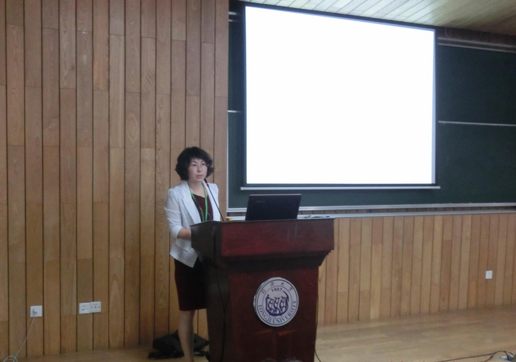 Yiyu Yao教授报告合作者助理教授王睿智做大会报告