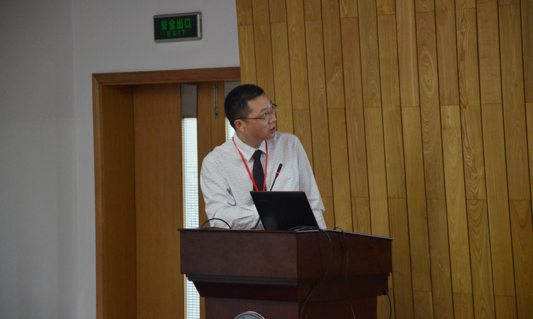 王国胤教授做大会报告 