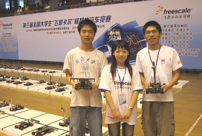 必赢官网师生在比赛现场内合影留念